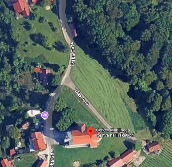 Zemljevid cerkve in parkirišča na travniku